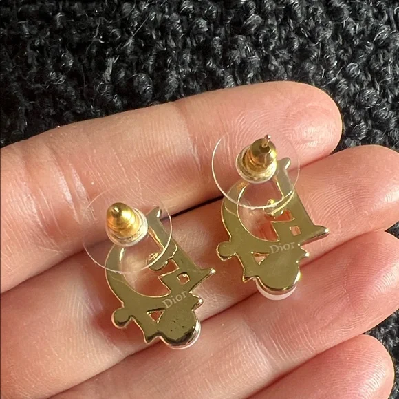 Elegant Gold and Pearl Earrings - Picture 3 of 8